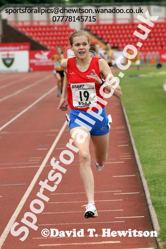 Junior girls 800 metres, 2015 English Schools Track and Field Champs., Gateshead Stadium. Photo: David T. Hewitson/Sports for All Pics